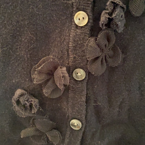 ABERCROMBIE FLORAL BUT FRONT SWEATER - Picture 6 of 7